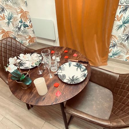 L'Escale Balneo'Romantique - Loveroom - Jacuzzi & Petit Dejeuner فيليرز سور مارن المظهر الخارجي الصورة