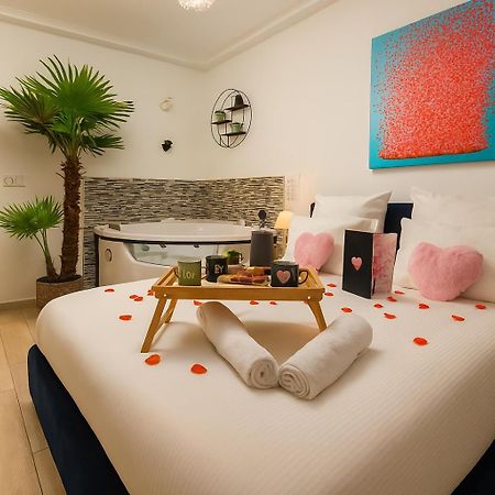 L'Escale Balneo'Romantique - Loveroom - Jacuzzi & Petit Dejeuner فيليرز سور مارن المظهر الخارجي الصورة
