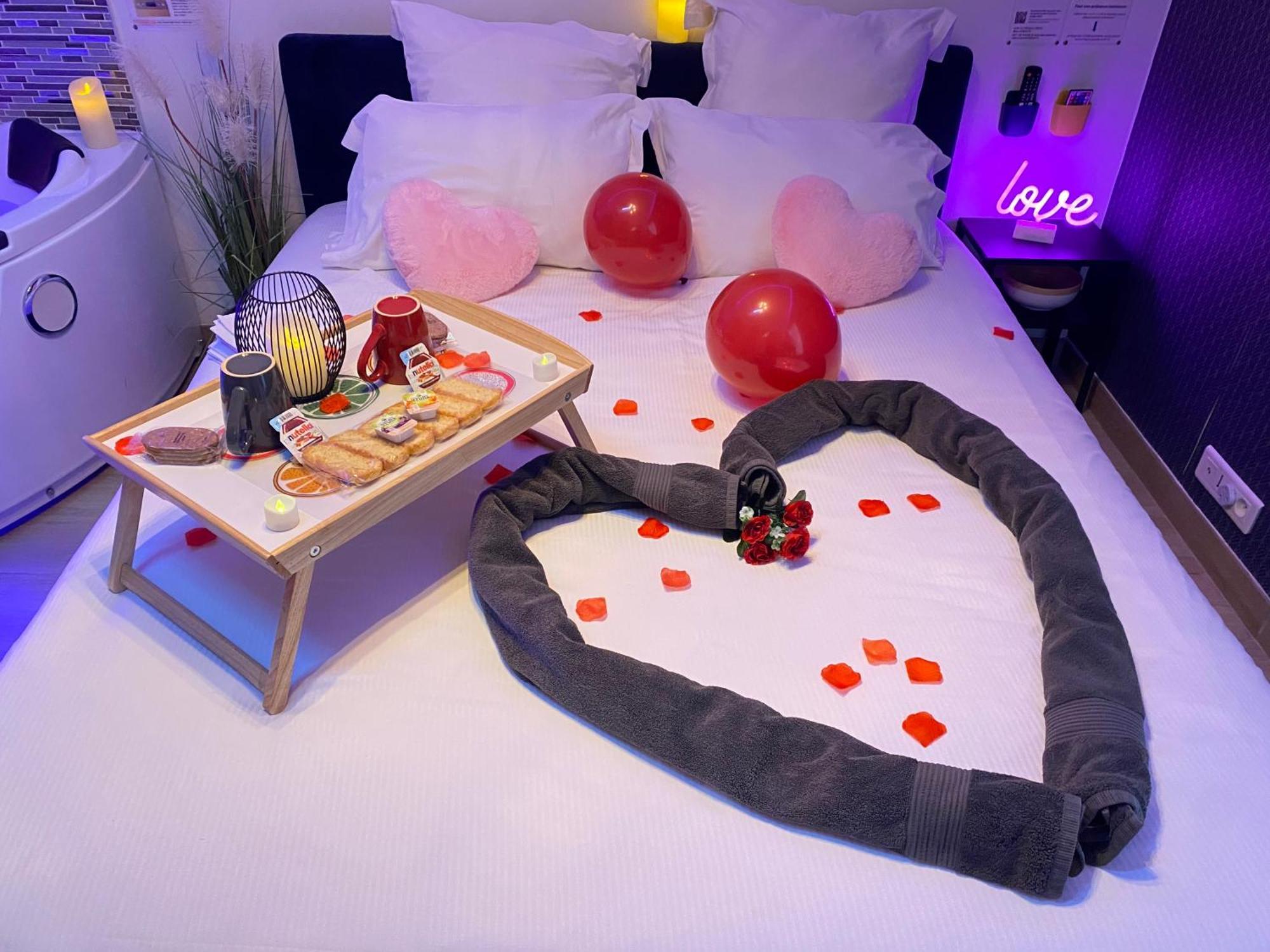 L'Escale Balneo'Romantique - Loveroom - Jacuzzi & Petit Dejeuner فيليرز سور مارن المظهر الخارجي الصورة