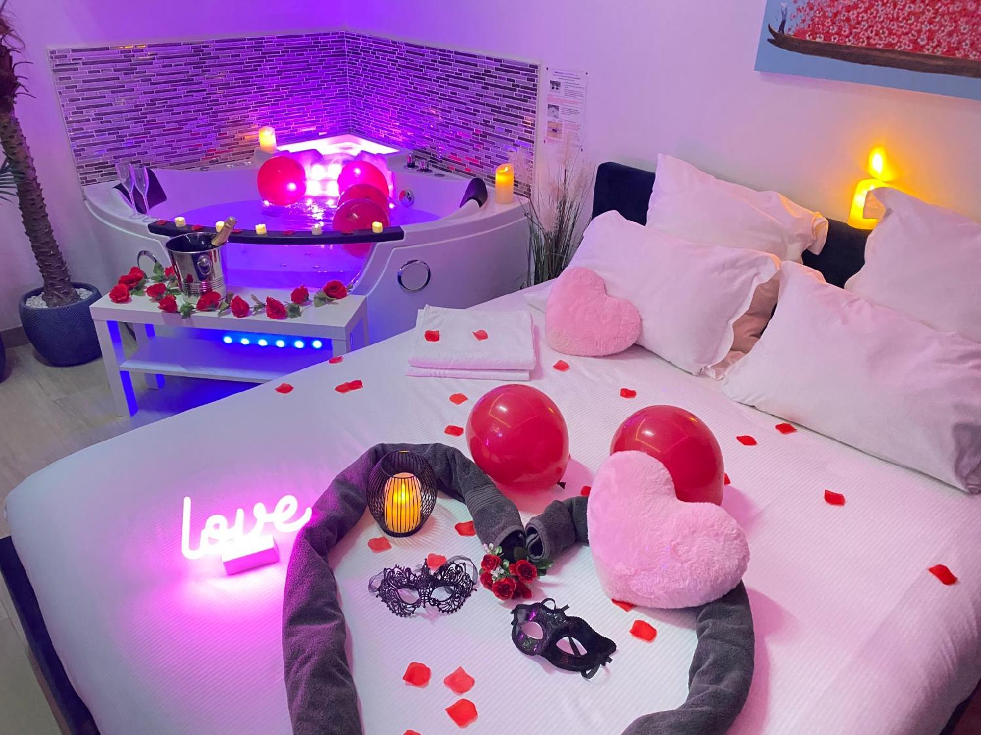 L'Escale Balneo'Romantique - Loveroom - Jacuzzi & Petit Dejeuner فيليرز سور مارن المظهر الخارجي الصورة
