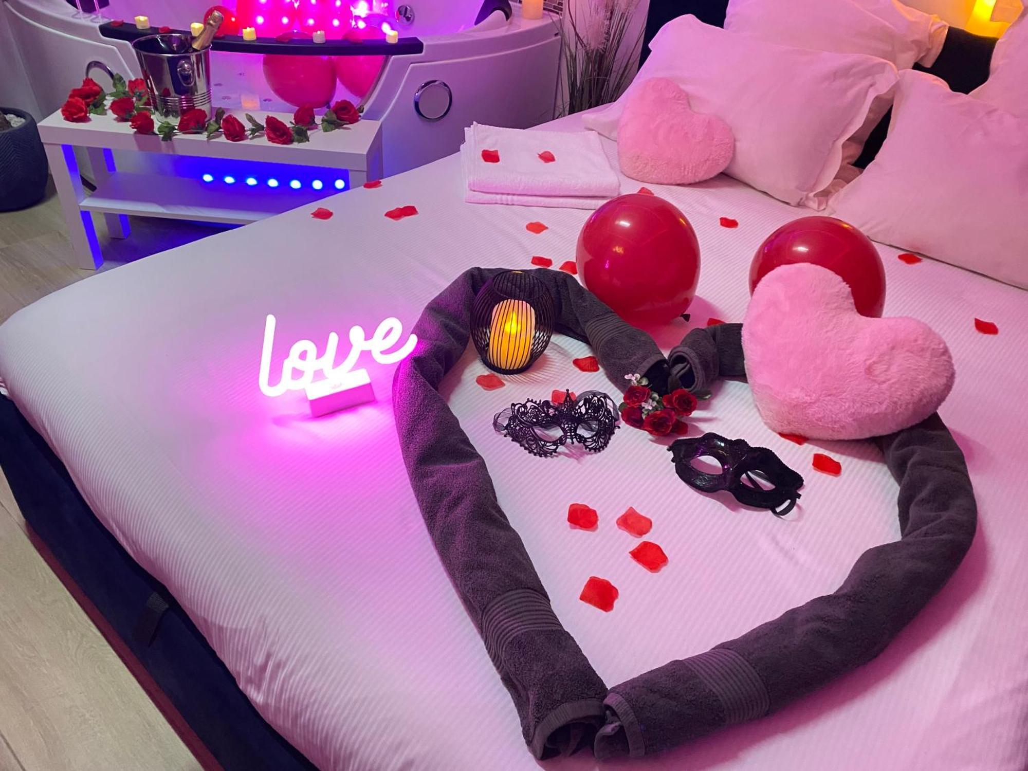 L'Escale Balneo'Romantique - Loveroom - Jacuzzi & Petit Dejeuner فيليرز سور مارن المظهر الخارجي الصورة