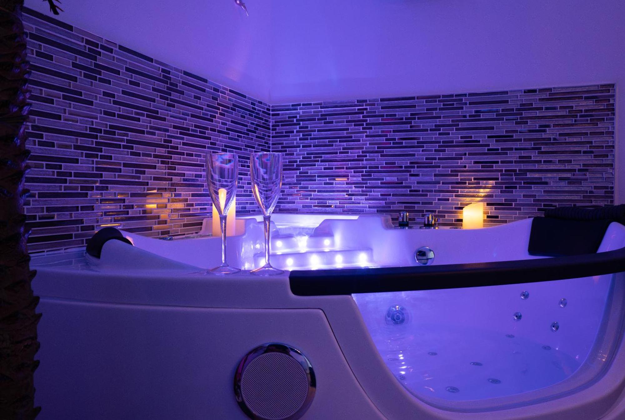 L'Escale Balneo'Romantique - Loveroom - Jacuzzi & Petit Dejeuner فيليرز سور مارن المظهر الخارجي الصورة